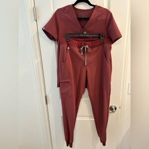 Figs scrub set(small top/Med bottom) in Dark Cherry